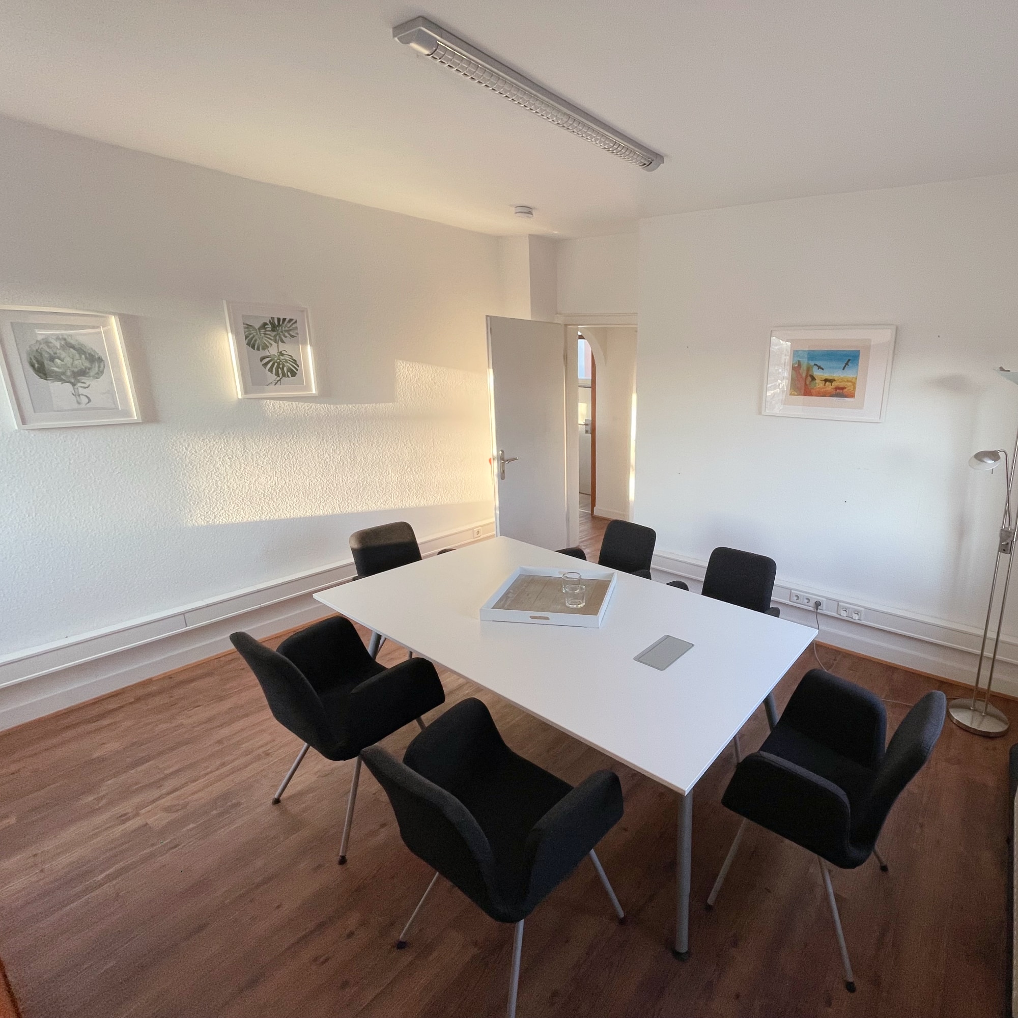 Besprechungsraum mit Platz für 6-8 Personen