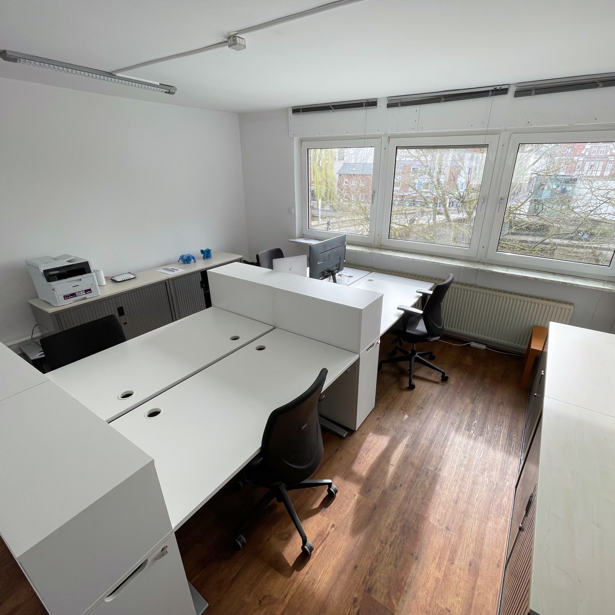 Fester Arbeitsplatz mit weißem Schreibtisch