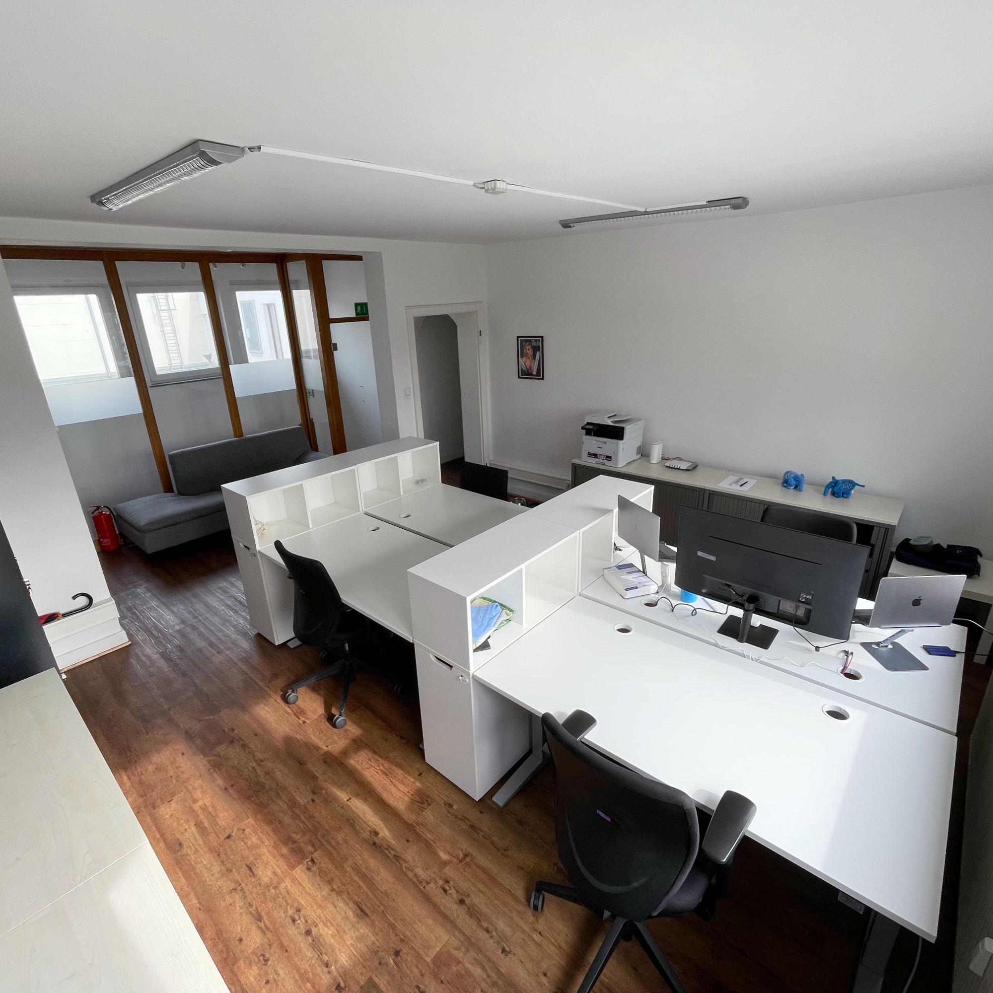 Fester Arbeitsplatz mit weißem Schreibtisch